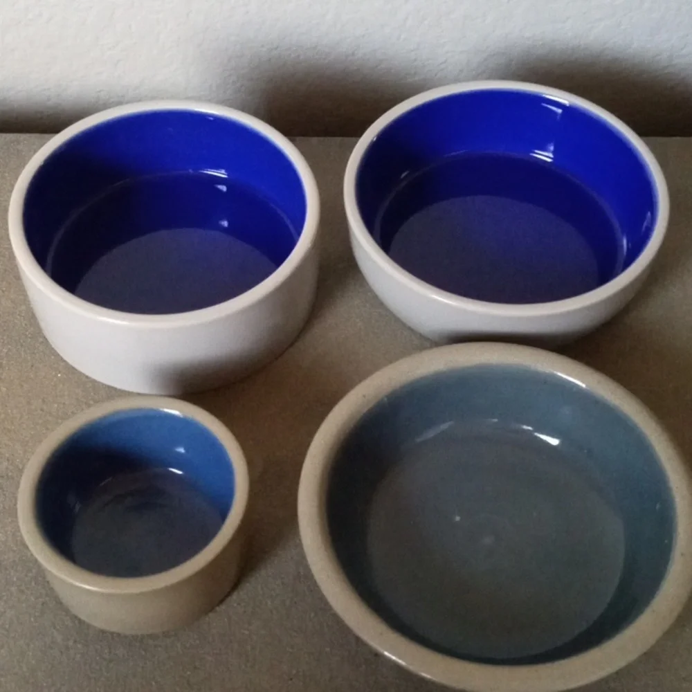 Bundle of 4 Small Dog / Cat Food and Water Dishes.